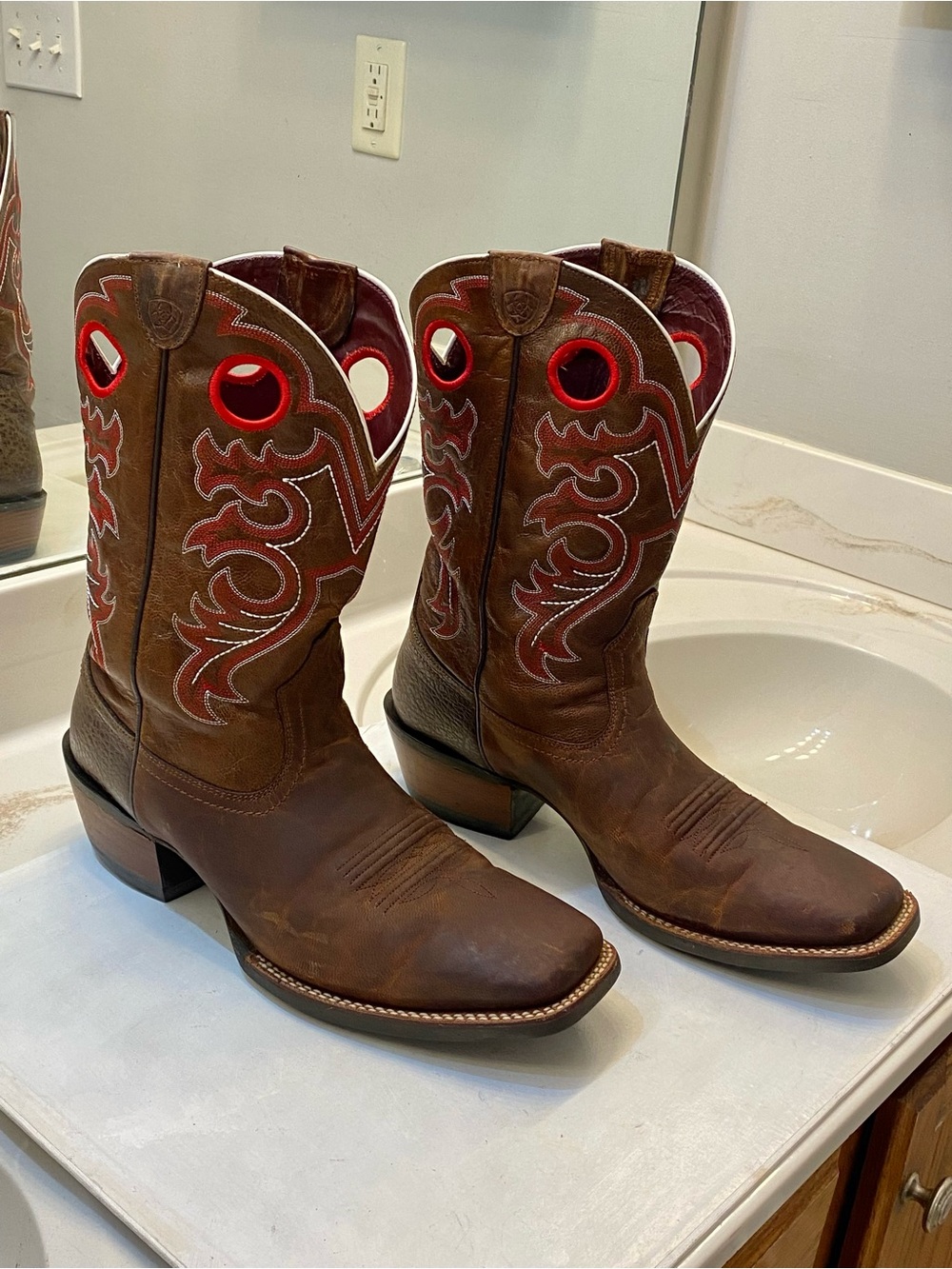 ARIAT Men’s Heritage Cowboy boot Size 13D great condition good bottom clean